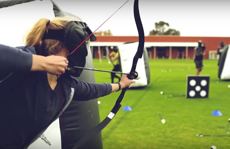 Vrouw richten met een handboog op een shooting range. - Oxtarn Clinics & Adventures