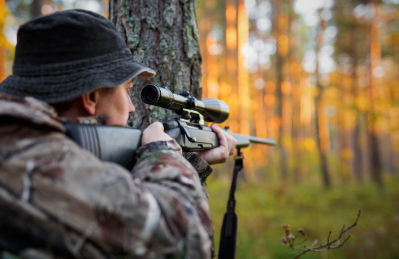 Vrouw richten met een handboog op een shooting range. - Oxtarn Clinics & Adventures